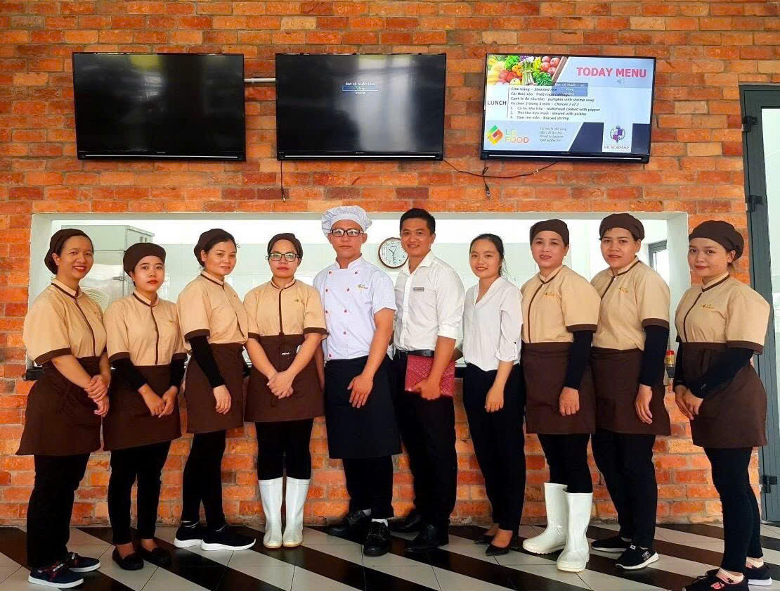 Chọn nhà cung cấp suất ăn nấu trực tiếp tại trường học